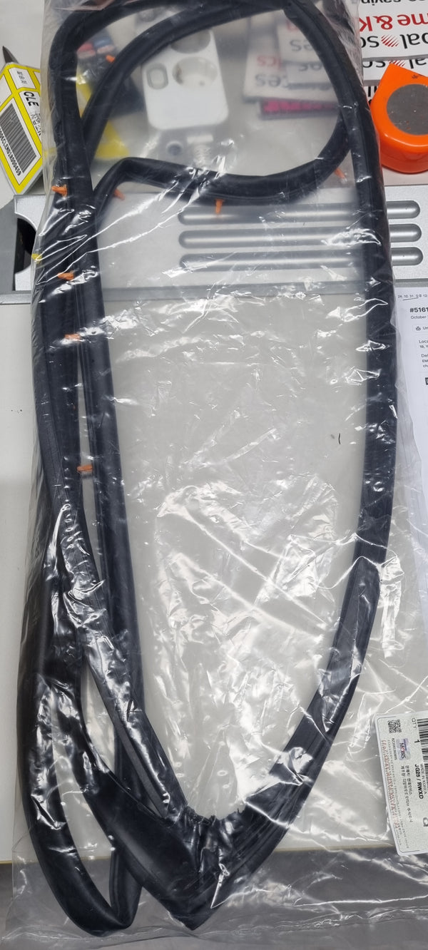 83140G2000-W/STRIP ASSY-RR DR SIDE RH
