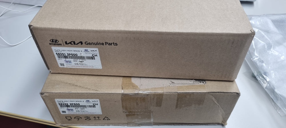 582512P500-PLATE ASSY-RR BRAKE BACK LH