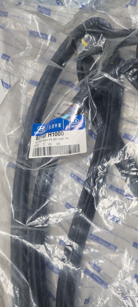 82140H1000-W/STRIP ASSY-FR DR SIDE RH