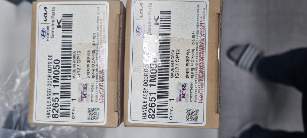 826511M050-HANDLE ASSY-DR O/S
