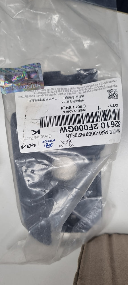 826102F000GW-HANDLE ASSY-DR I/S LH