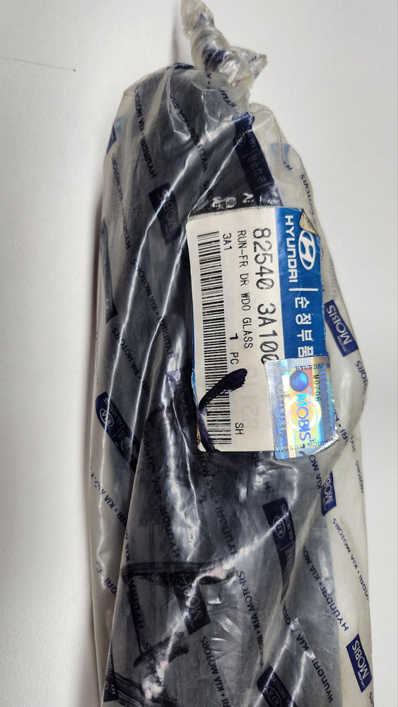 825403A100-RUN-FR DR WDO GLASS RH