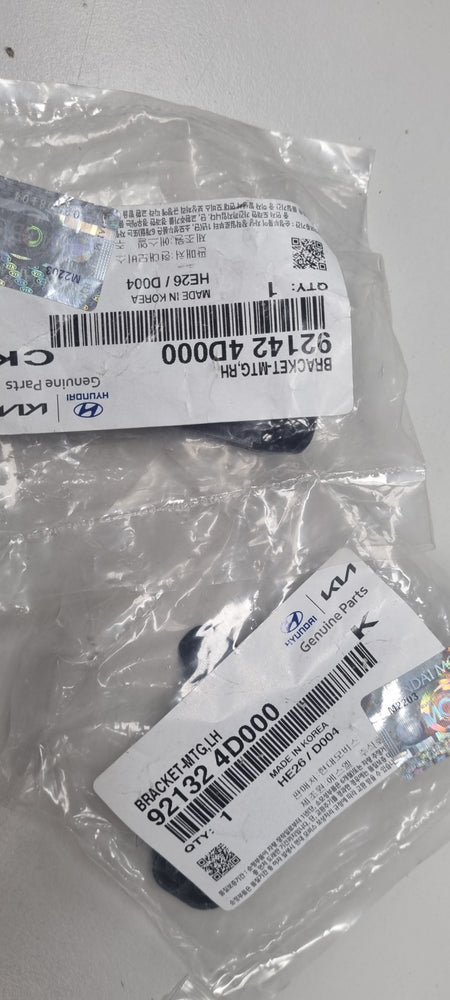 921424D000-BRACKET-HEADLAMP MTG