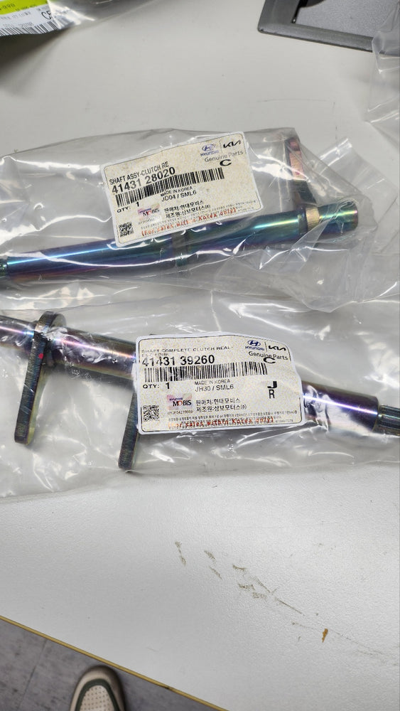 4143128020-SHAFT COMPLETE-CLUTCH REL FORK