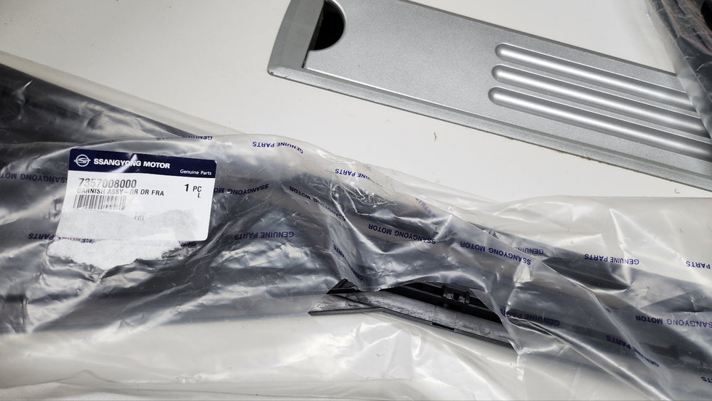 7357008000-GARNISH ASSY-RR DR FRAME RR-LH