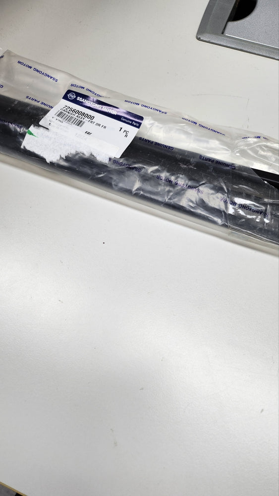 7256008000-GARNISH ASSY-FRT DR FRAME-RH