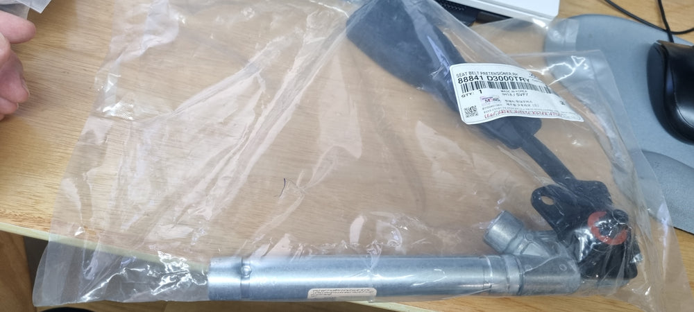 88841D3000TRY-SEAT BELT PRETENSIONER RH