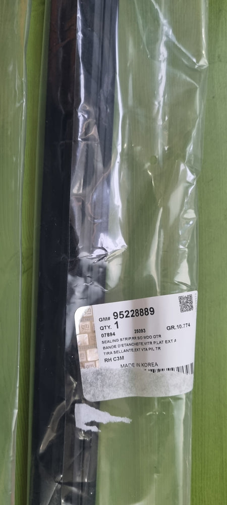 95228889-SEALING STRIP,RR S/D WDO OTR