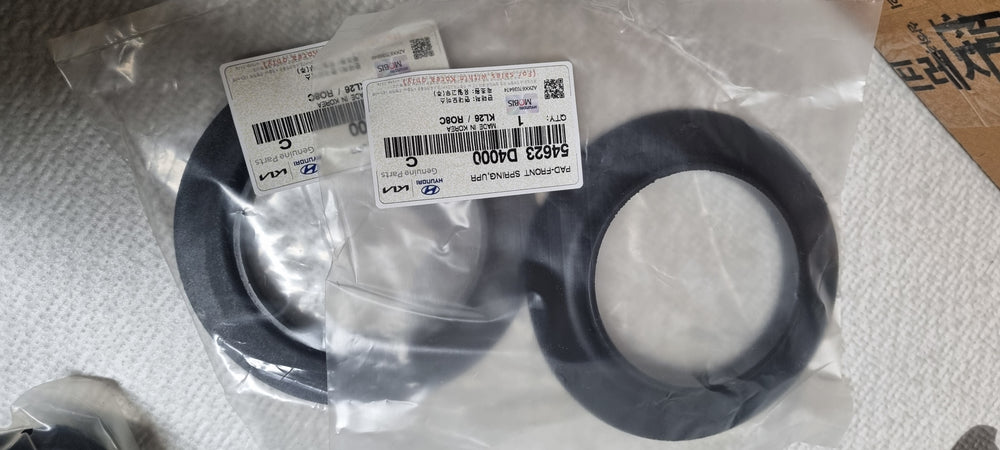 54623D4000-PAD-FRONT SPRING UPR